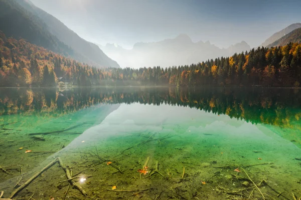 イタリア アルプスの Fusine 湖のきれいな水 — ストック写真