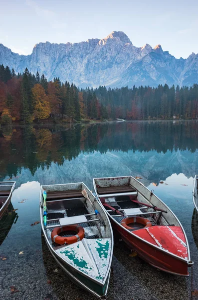 イタリア アルプスの Fusine 湖でカラフルなボート — ストック写真