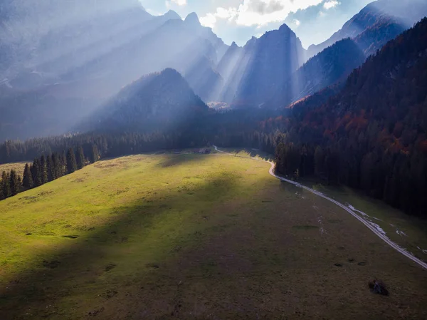 Cielo Drammatico Con Raggi Sole Sulla Valle Alpina — Foto Stock