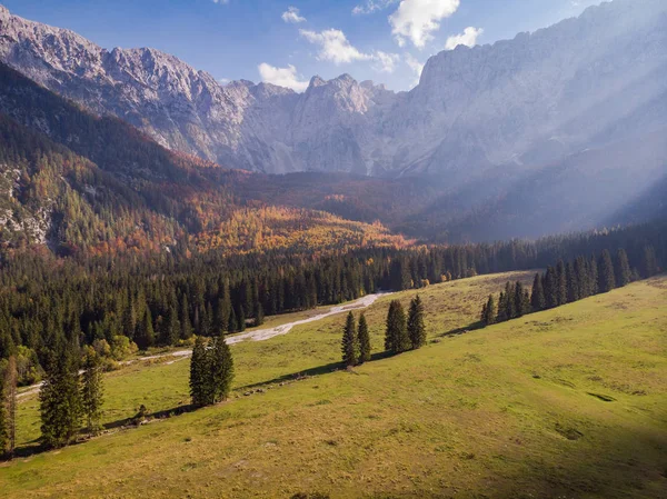 Céu Dramático Com Raios Sol Sobre Vale Alpino — Fotografia de Stock