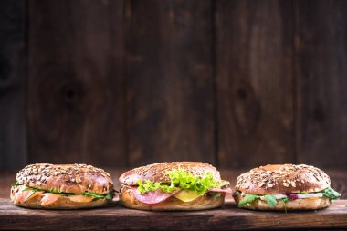 Ahşap tahta üzerinde sağlıklı simit sandviç.