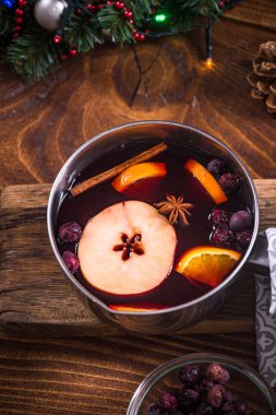 Sıcak mulled şarap, Noel şenlikli içecekler ile pan.