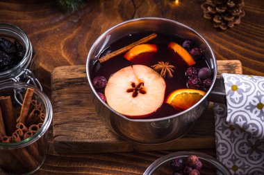 Sıcak mulled şarap, Noel şenlikli içecekler ile pan.