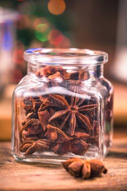 Anason yıldız, mulled şarap için festival baharat ile Aralık.