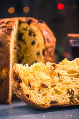 Panettone Noel şenlikli tatlı gıda dilim.