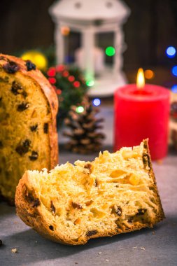 Panettone Noel şenlikli tatlı gıda dilim.