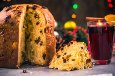 Şenlikli masaya panettone kek. Geleneksel Noel yemeği.