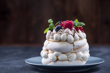 Geleneksel Pavlova tatlı taze meyve ile hizmet..