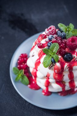 Pavlova muhallebi ve plaka üzerinde taze meyve ile.