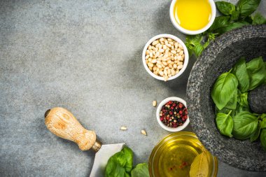 Ev yapımı sağlıklı fesleğen pesto için malzemeler.