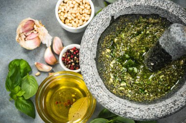 Fesleğen pesto evde yapma.