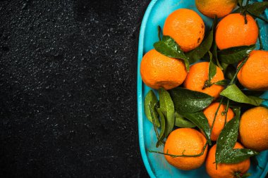 Bütün taze mandalina veya clementines.