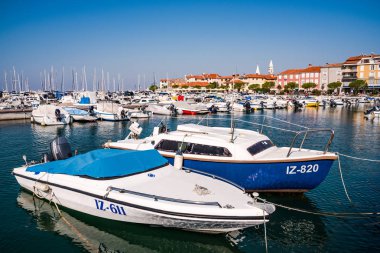 Izola, Slovenya - Ekim, 2018: Tekneler limanda Izola Yarımadası, Slovenya