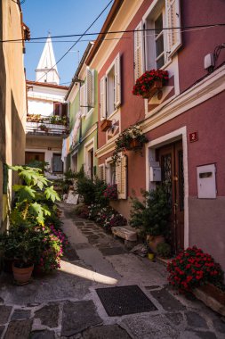 Izola, Slovenya - Ekim, 2018: Dar eski sokak Izola, Slovenya