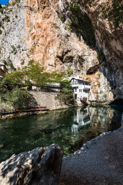 Blagaj Tekke, derviş evde kayalar Buna River, Bosna-Hersek.