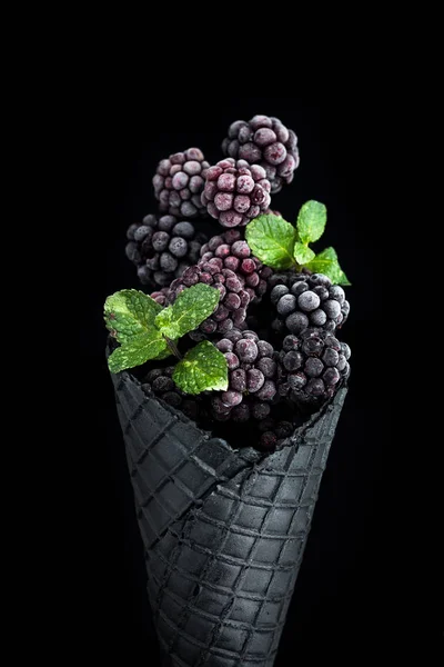 Μαύρο Γκοφρέτα Κώνος Βατόμουρο Κατεψυγμένα Φρούτα Υγιεινό Παγωτό — Φωτογραφία Αρχείου