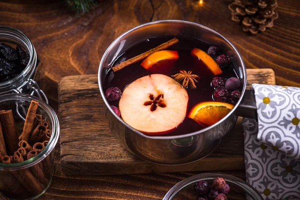 Sıcak mulled şarap, Noel şenlikli içecekler ile pan.