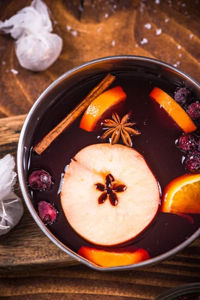 Sıcak mulled şarap, Noel şenlikli içecekler ile pan.