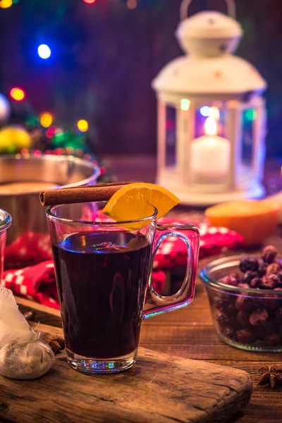 Vinho Amontoado Natal Bebida Aquecimento Festivo Mesa Decorada — Fotografia de Stock