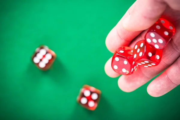 Jogando Dados Poker Vermelho Mesa Verde Casino — Fotografia de Stock