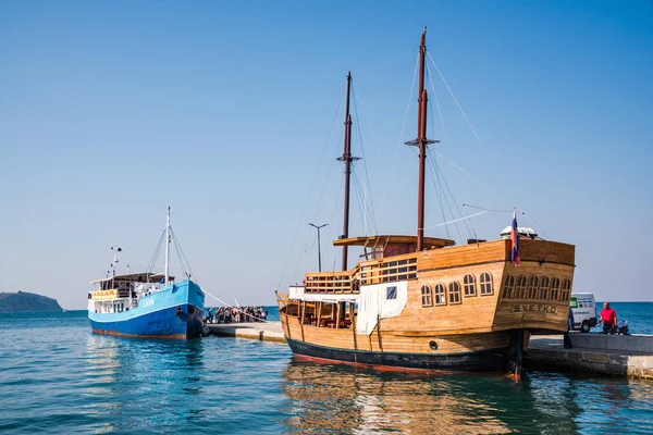 Izola Σλοβενία Οκτωβρίου 2018 Παλιό Πλοίο Και Τουριστικό Σκάφος Στον — Φωτογραφία Αρχείου