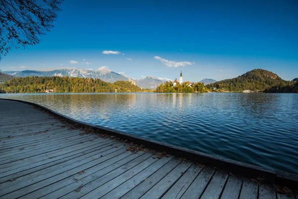 ロマンチックな秋にスロベニアで有名なブレッド湖の景色 — ストック写真