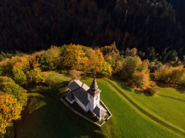 Kırsal kilise veya Slovenya'da chapel sonbahar havadan görünümü.