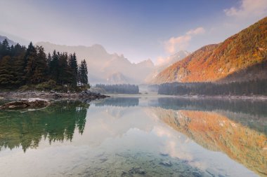 Ormandaki atumn renklerle dağ Gölü, sis.