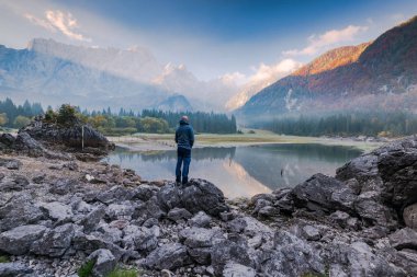 Etkin adam kaya alp sahne seyir üzerinde ayakta.