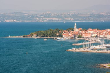Izola Yarımadası Slovenya üzerinden havadan görünümü.
