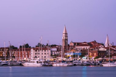 Izola, Slovenya Cityscape sıcak akşam günbatımında.