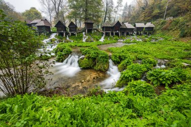 Jajce Nehri, Bosna ve Hersek üzerinde eski ahşap waterills.
