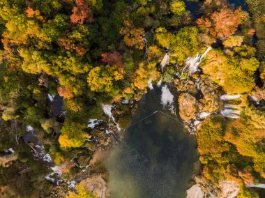 Güzel yapıları şelale Bosna Milli Park, havadan görünümü.