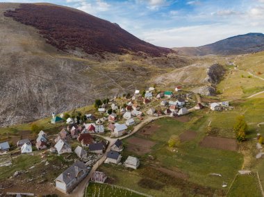 Lukomir köy uzak Bosna üzerinde havadan görünümü.
