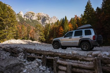 Off road maceraya tehlikeli dağ yolu.
