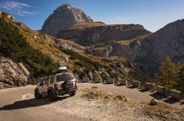 Off road maceraya tehlikeli dağ yolu.