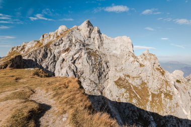 Mangart tepe gördüm sonbahar renkleri, Slovenya.