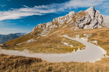 Dağ yolundan ve hugh Alps için kuru ot.