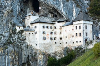 Ünlü Predjama kale kayanın içinden, Slovenya dağın içinde inşa.