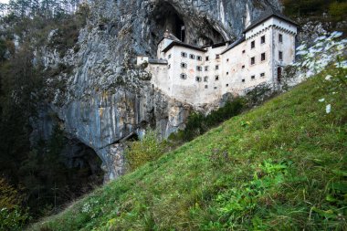 Ünlü Predjama kale kayanın içinden, Slovenya dağın içinde inşa.