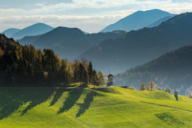 Slovenya tepeler haddeleme kırsal bozulmamış manzara.