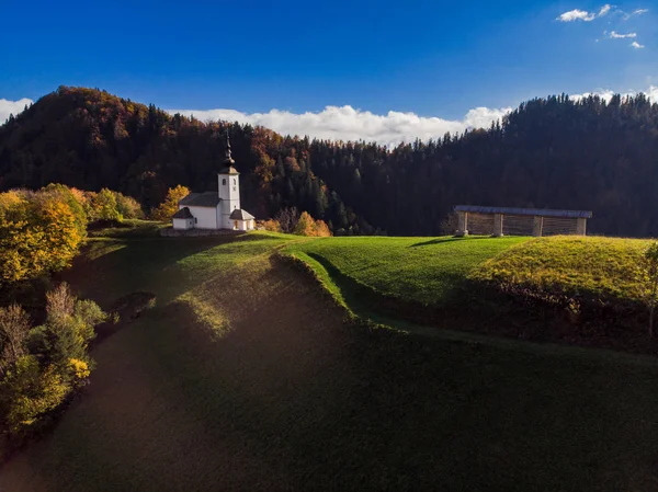 Güzel kırsal kilise ya da Slovenya'da chapel sonbahar.