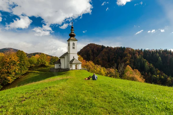 Slovenya kırsal Şapel hayran köpekli adam.