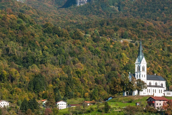 Güzel kilise sonbahar tepenin üst Dreznica, Slovenya.