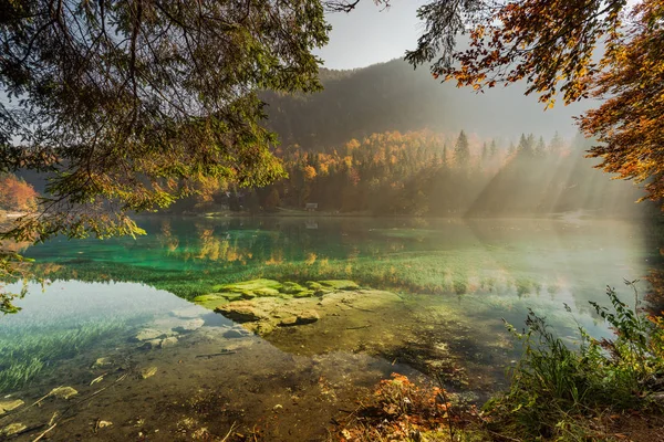 Sunsine Fusine 湖のきれいな水 — ストック写真