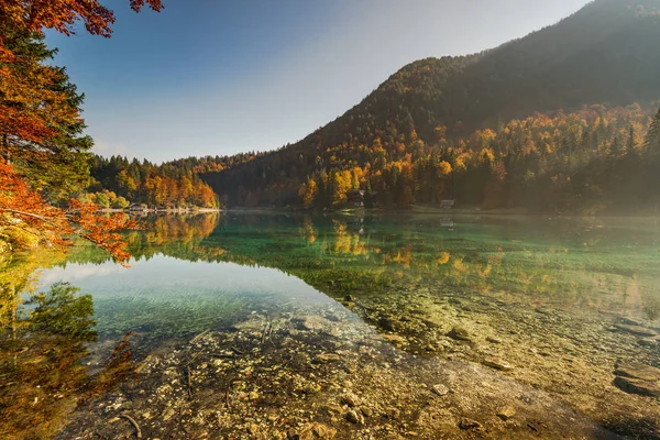 イタリアの Fusine 自然の風光明媚な景色を留保します — ストック写真