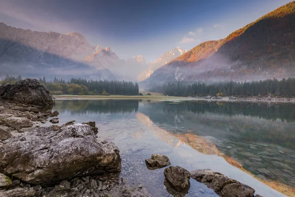 Gündoğumu İtalya dağ Gölü üzerinden panoramik manzaraya.