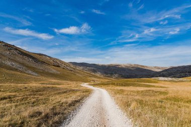 Ufuk, kırsal stepe ve curvy hills, Bosna kadar yol.