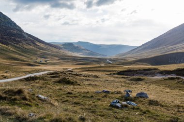Ufuk, kırsal stepe ve curvy hills, Bosna kadar yol.