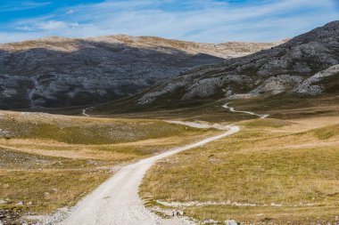 Ufuk, kırsal stepe ve curvy hills, Bosna kadar yol.